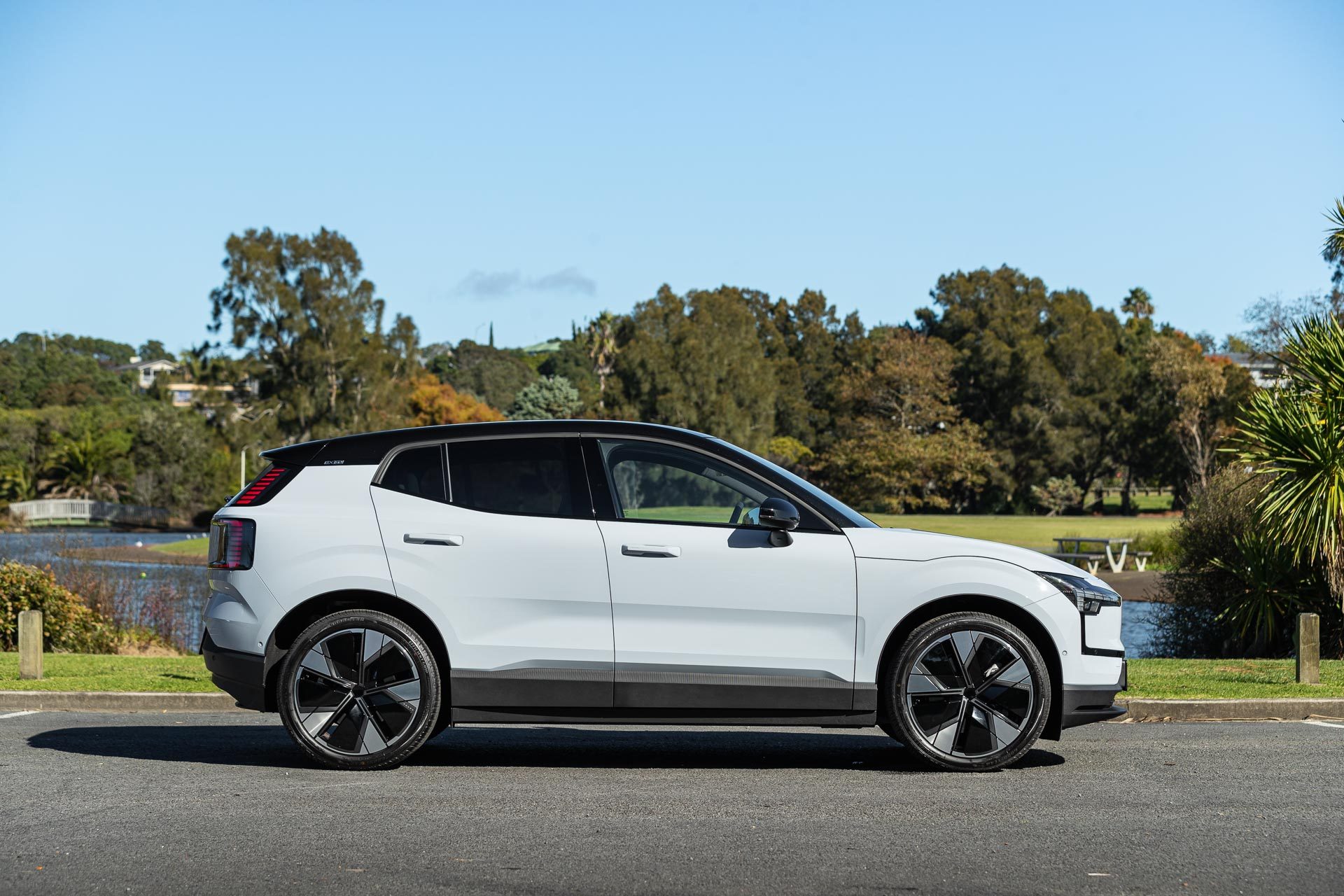 Volvo-EX-30-side-profile