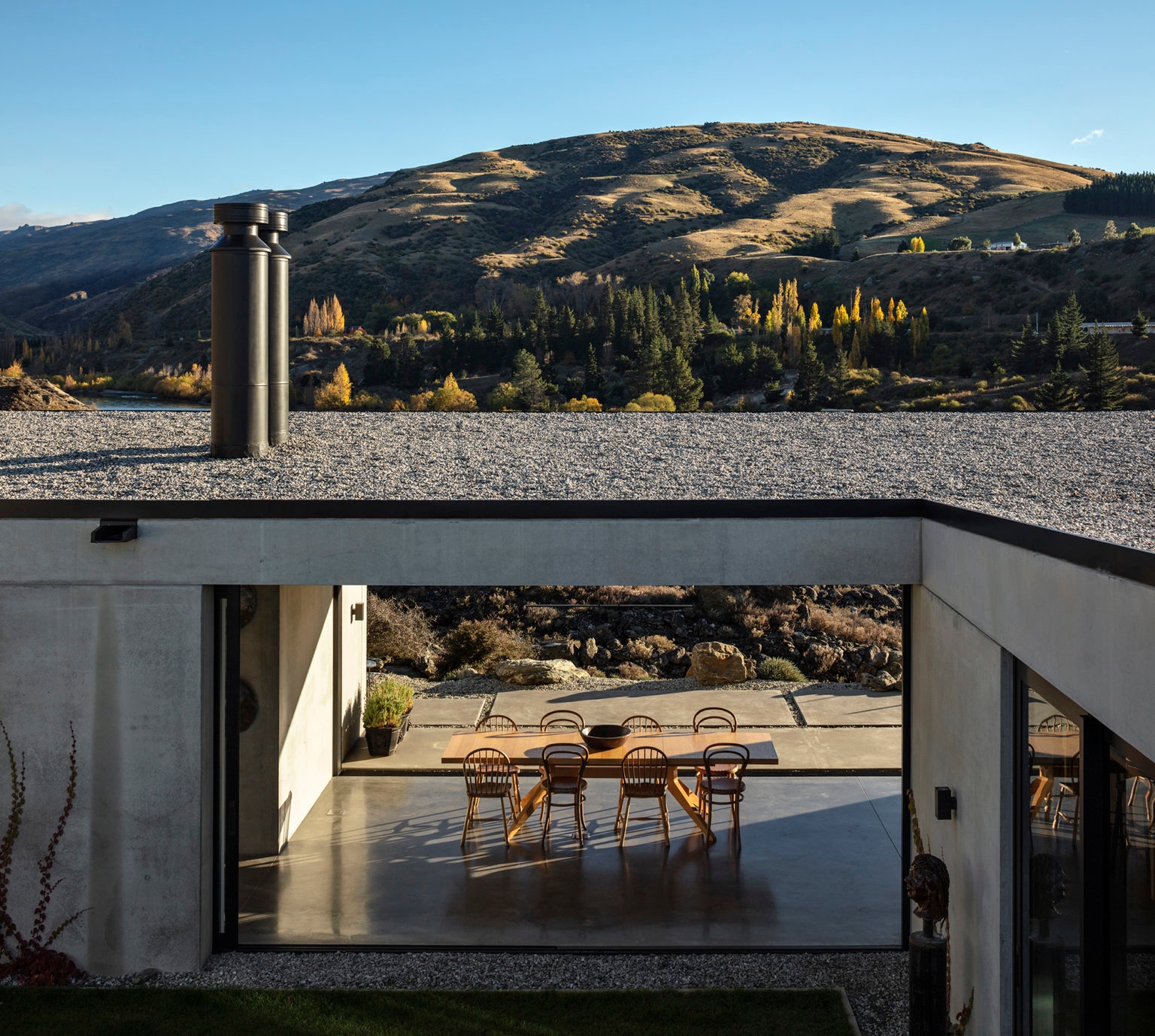 Large-scale openings create an easy flow between indoors and out in the 2021 Home of the Year, Black Quail, designed by Bergendy Cooke. Image: Simon Devitt.