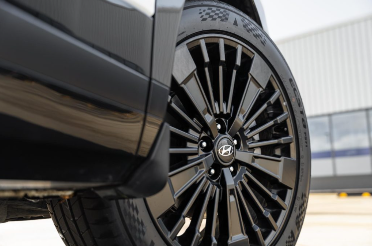 Hyundai Sante Fe front wheel close up