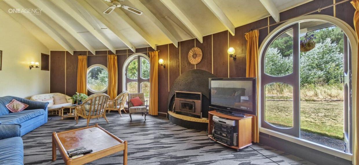 The house is full of curves. 