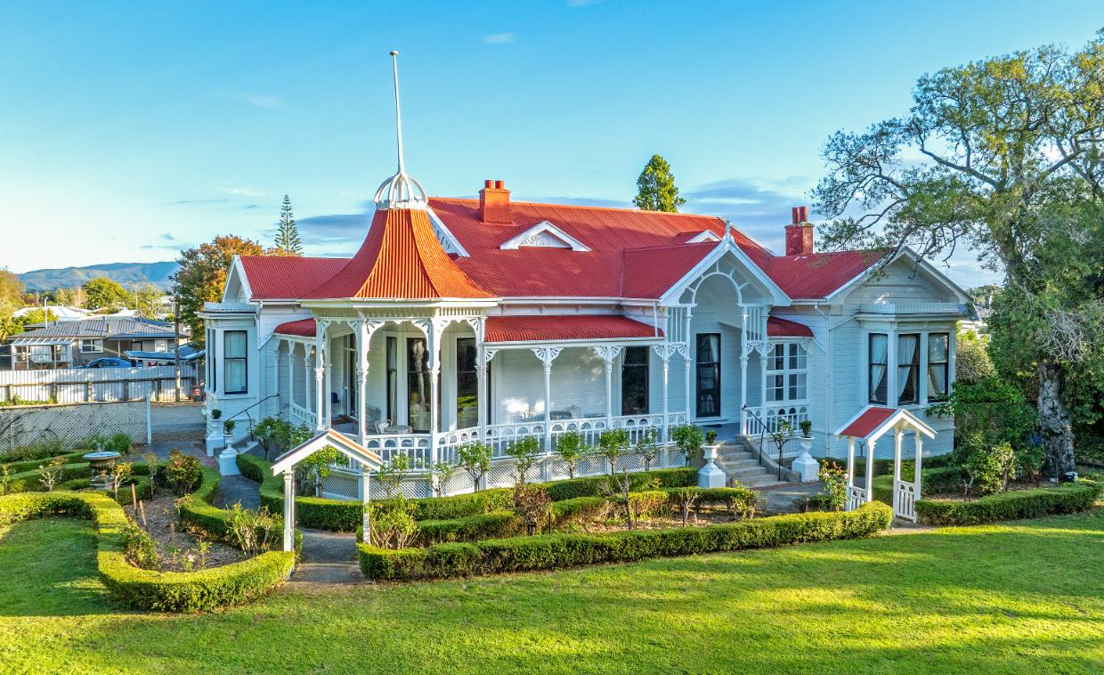 Kaingahou has an Historic Place Category 2 heritage listing. The turret portico is a defining feature of the home.