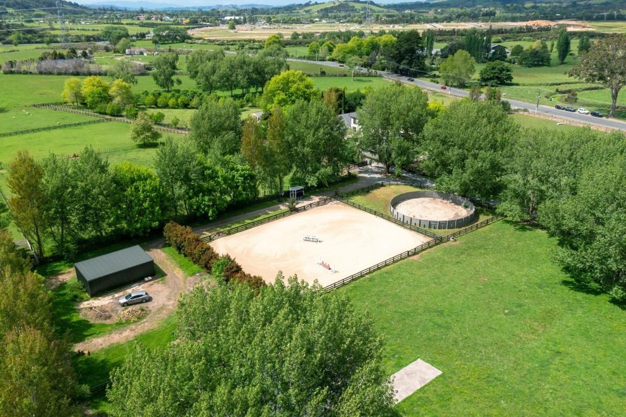 There’s an arena and lunging round pen for training horses.