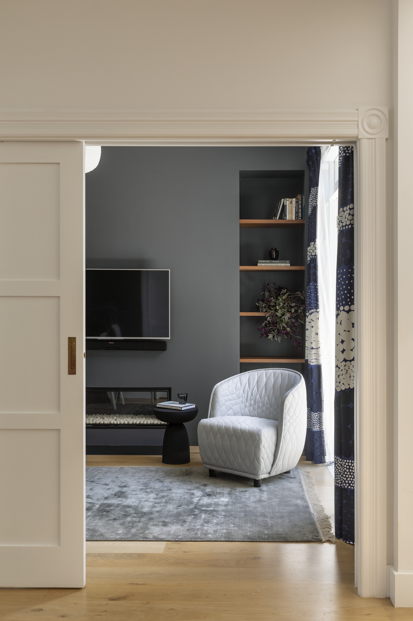 Cosy snug room connected to main area