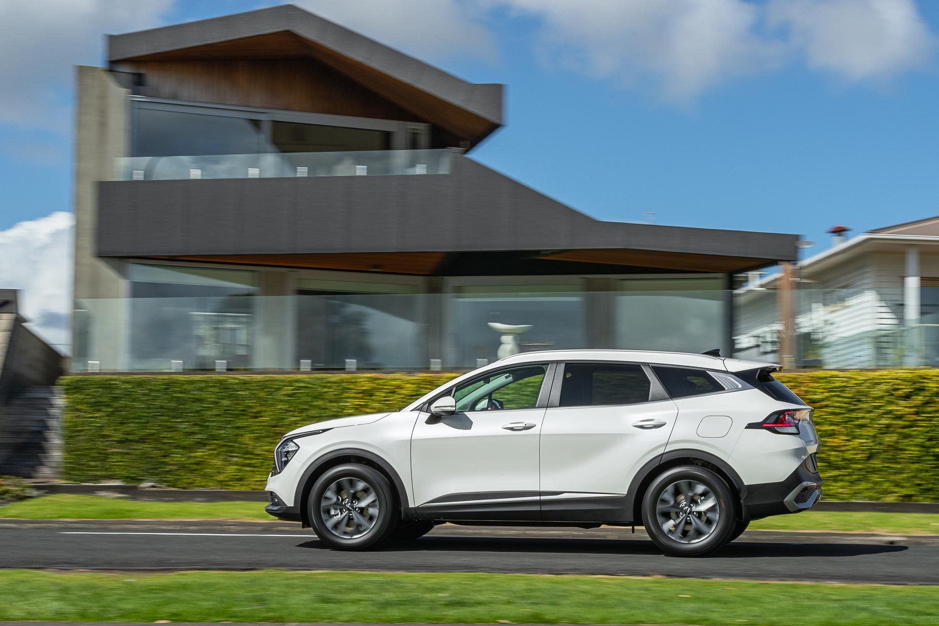 Kia-Sportage-HEV-Earth-panning-shot