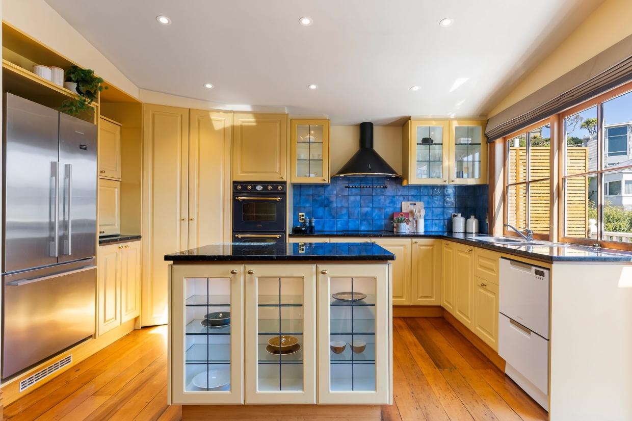 Kitchen with traditional design and displays