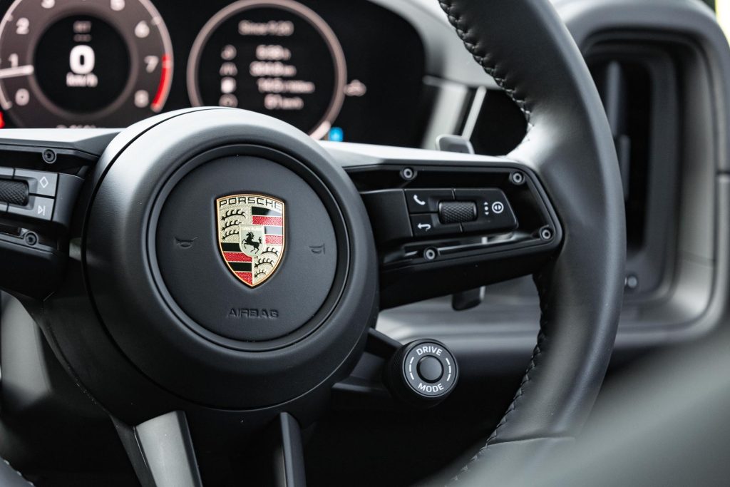 Porsche-Cayenne-GTS-steering-wheel-detail