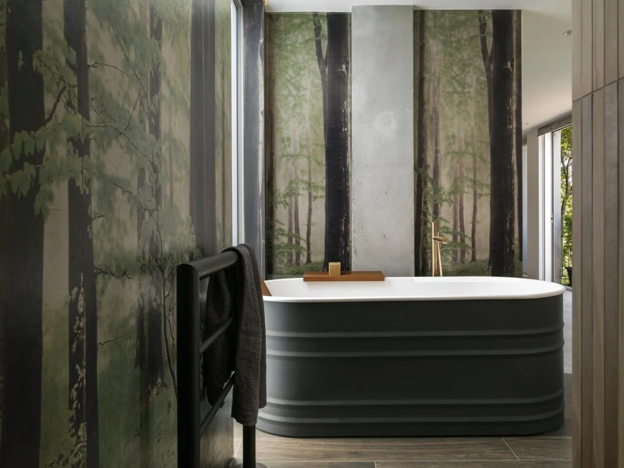Black and white tin bath