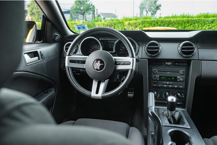 2007 Ford Mustang GT front interior