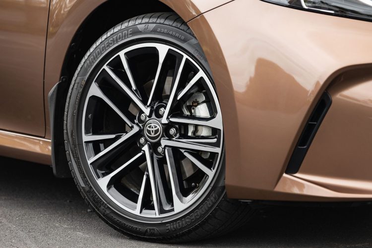 Toyota-Camry-Hybrid-ZR-front-wheel