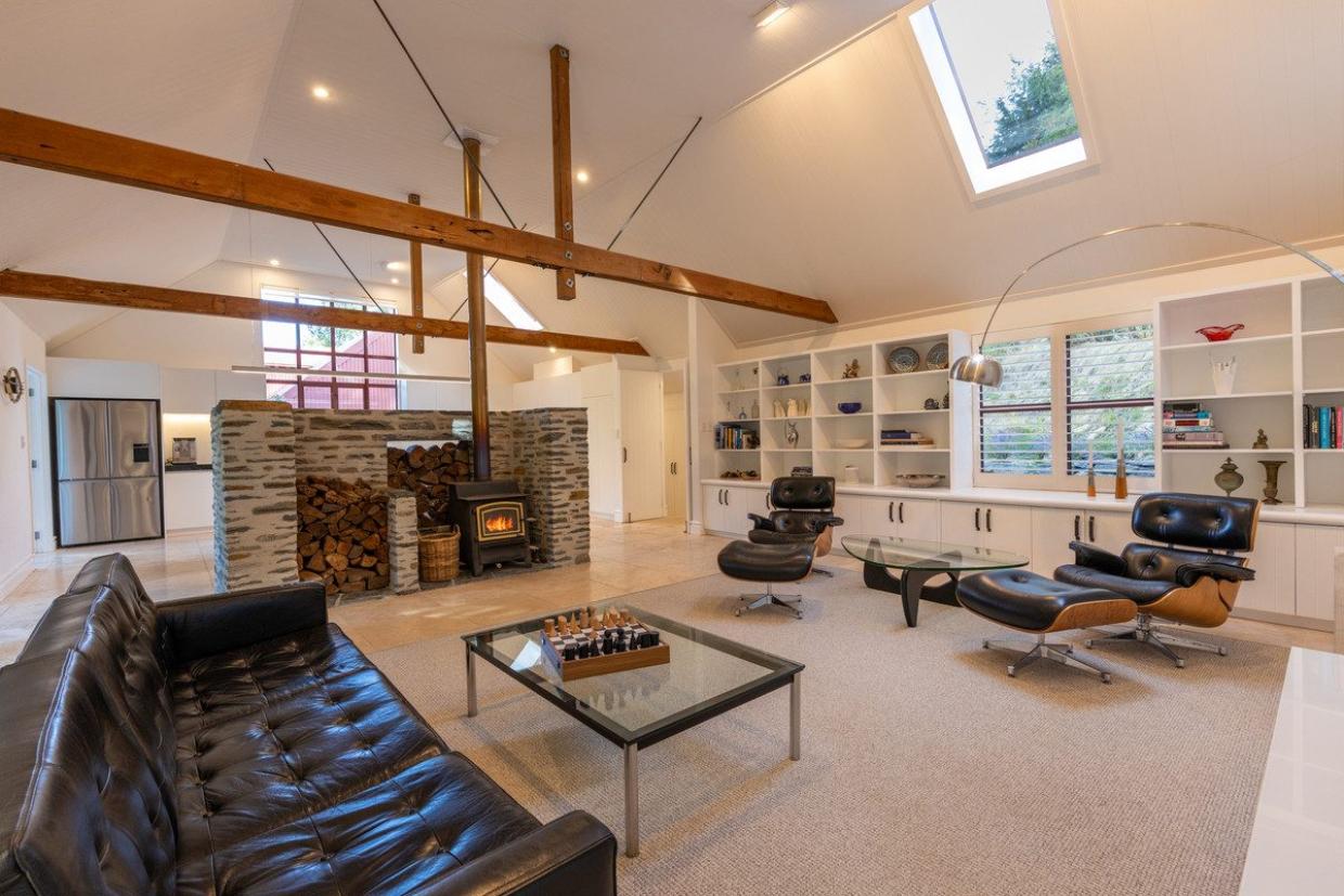 Main and spacious living area with fireplace 