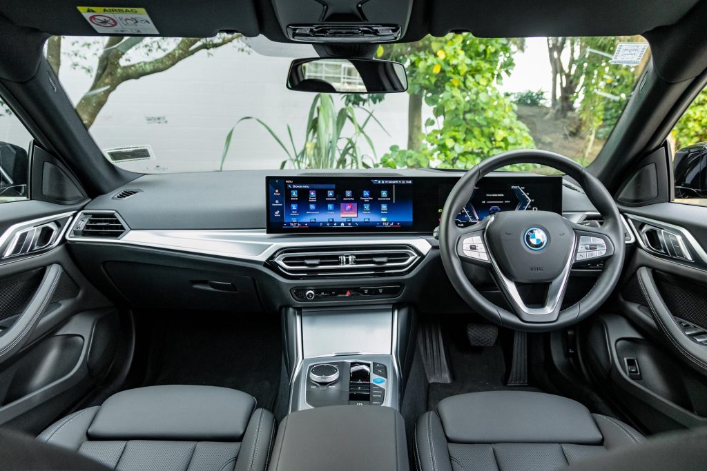 BMW-i4-eDrive35-wide-interior-view