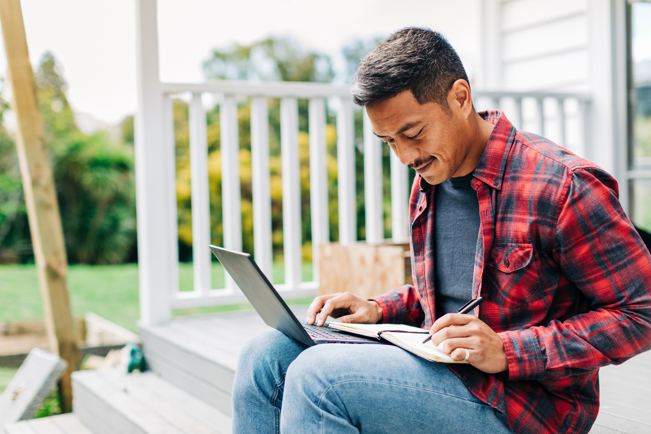 Man sitting outside on laptop looking for jobs