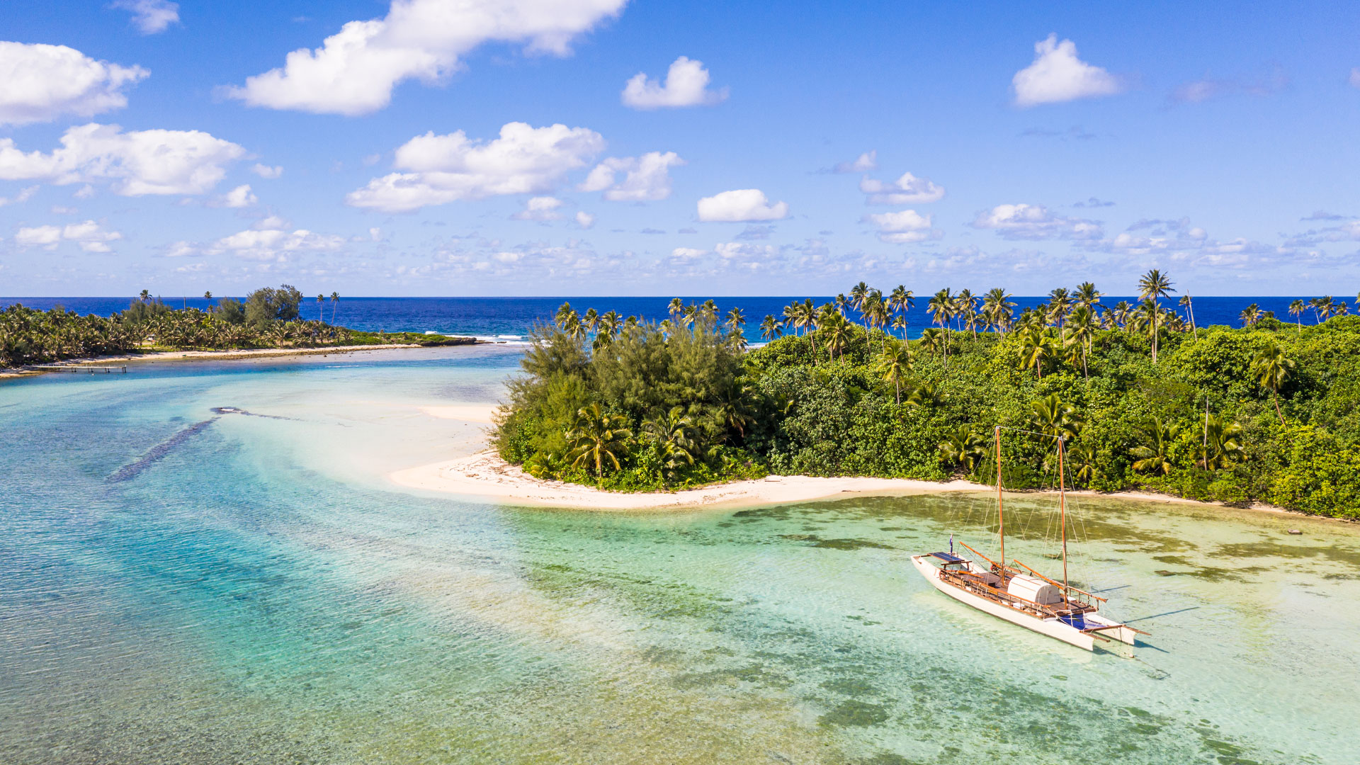 The coastline of Rarotonga on a sunny day.