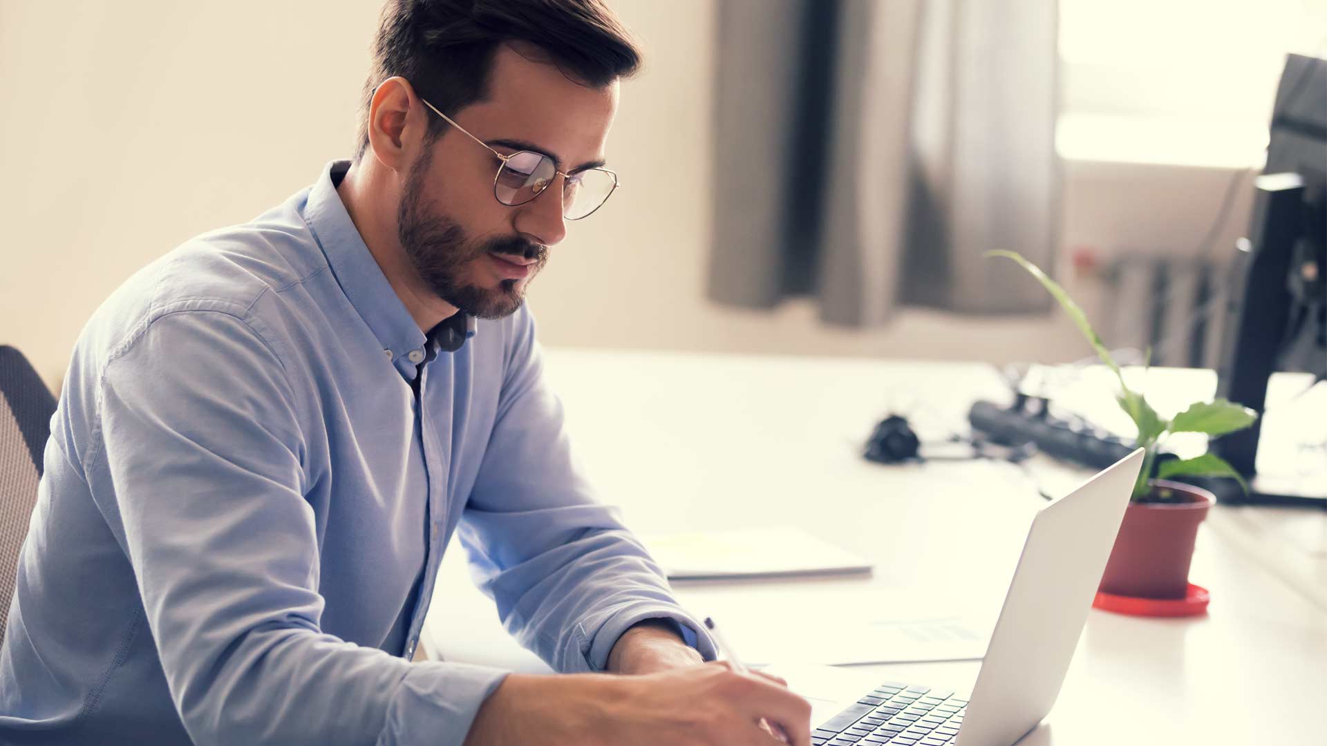 A man reading about redundancy rights on his laptop.