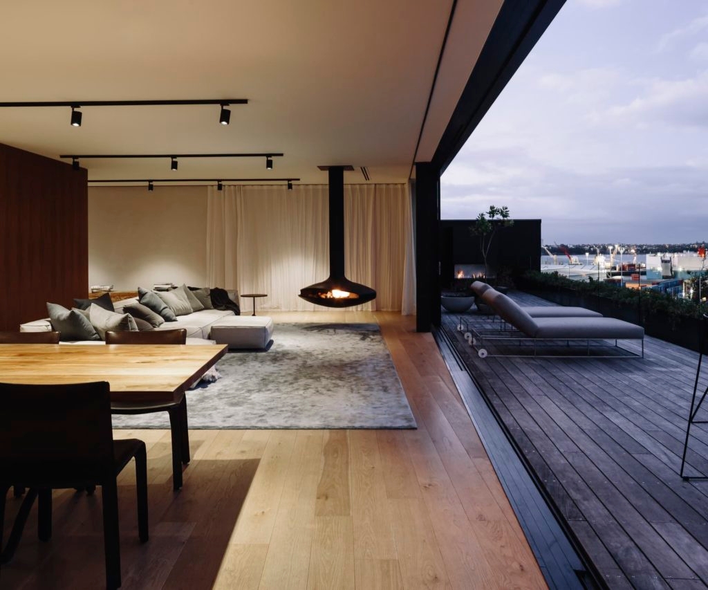 Suspended fireplace