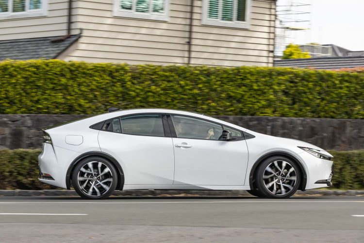 Toyota-Prius-PHEV-side-panning