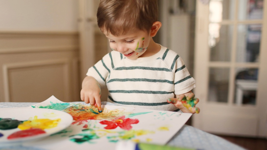 Powdered paint can be an eco-friendly way to keep your kids entertained.