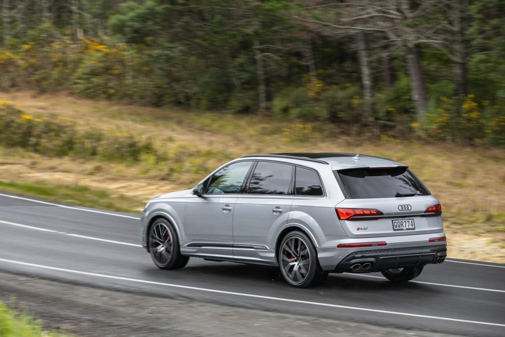 Audi-SQ7-TFSI-rear-panning-shot