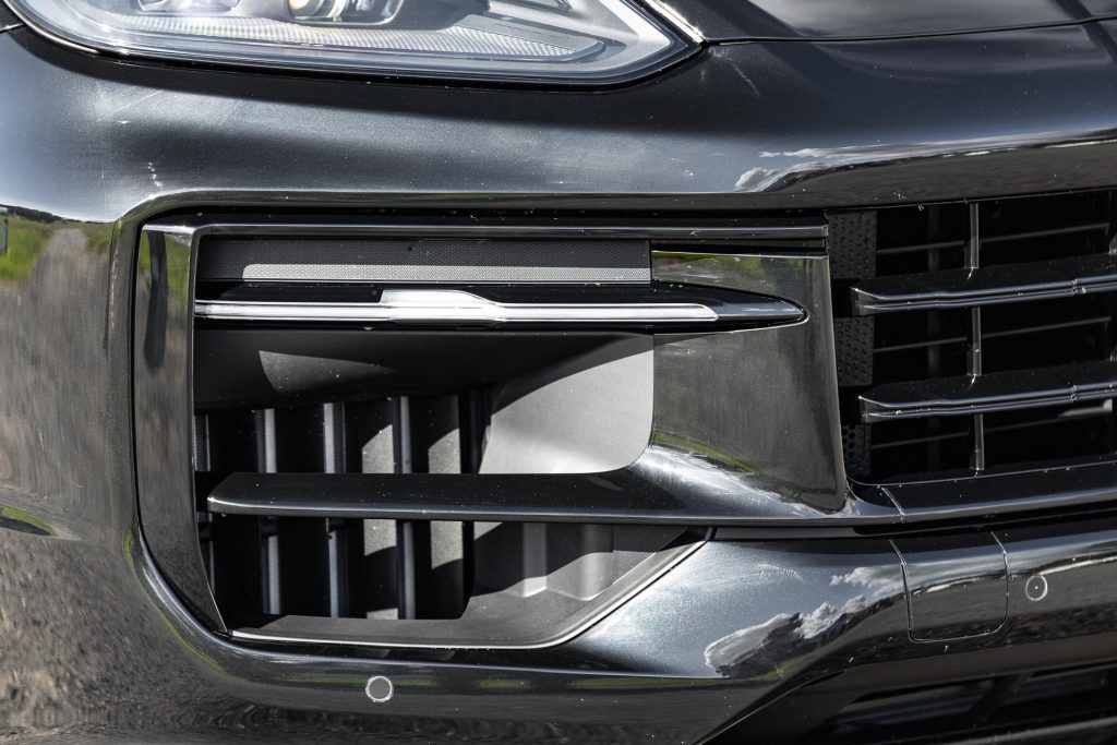 Porsche-Cayenne-GTS-front-grille