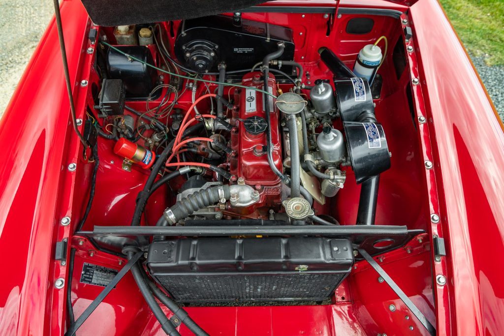 MG MGB Roadster 1965 engine bay