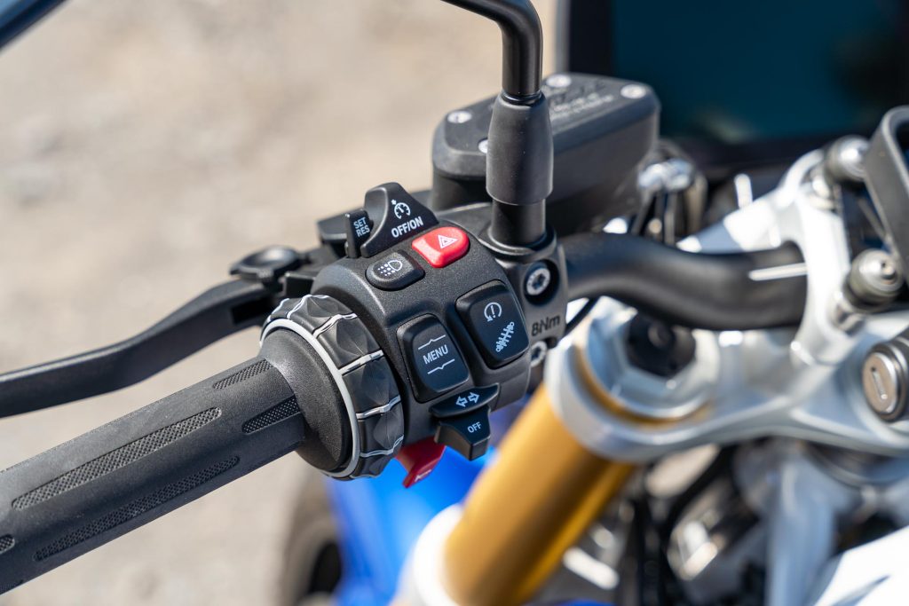 BMW R 1250 R handlebar details 