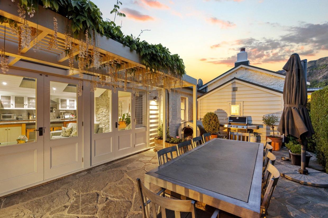 This could be the perfect outdoor dining spot.