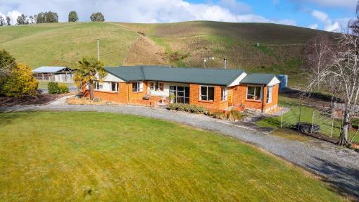 The lifestyle property near the town of Lawrence. Photo: Bayleys/TRADE ME