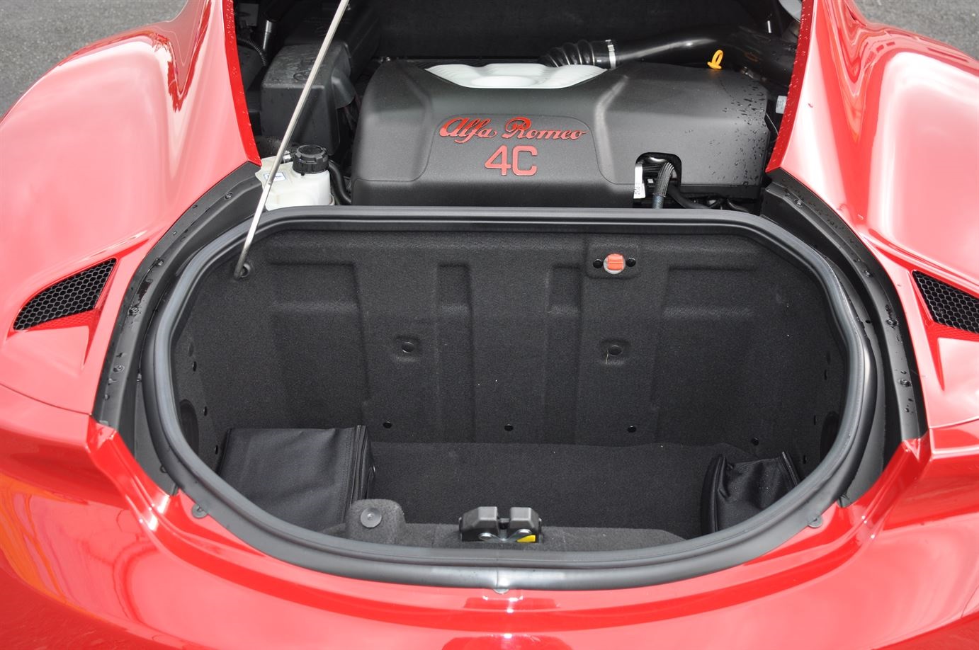 Alfa Romeo 4C Boot Engine