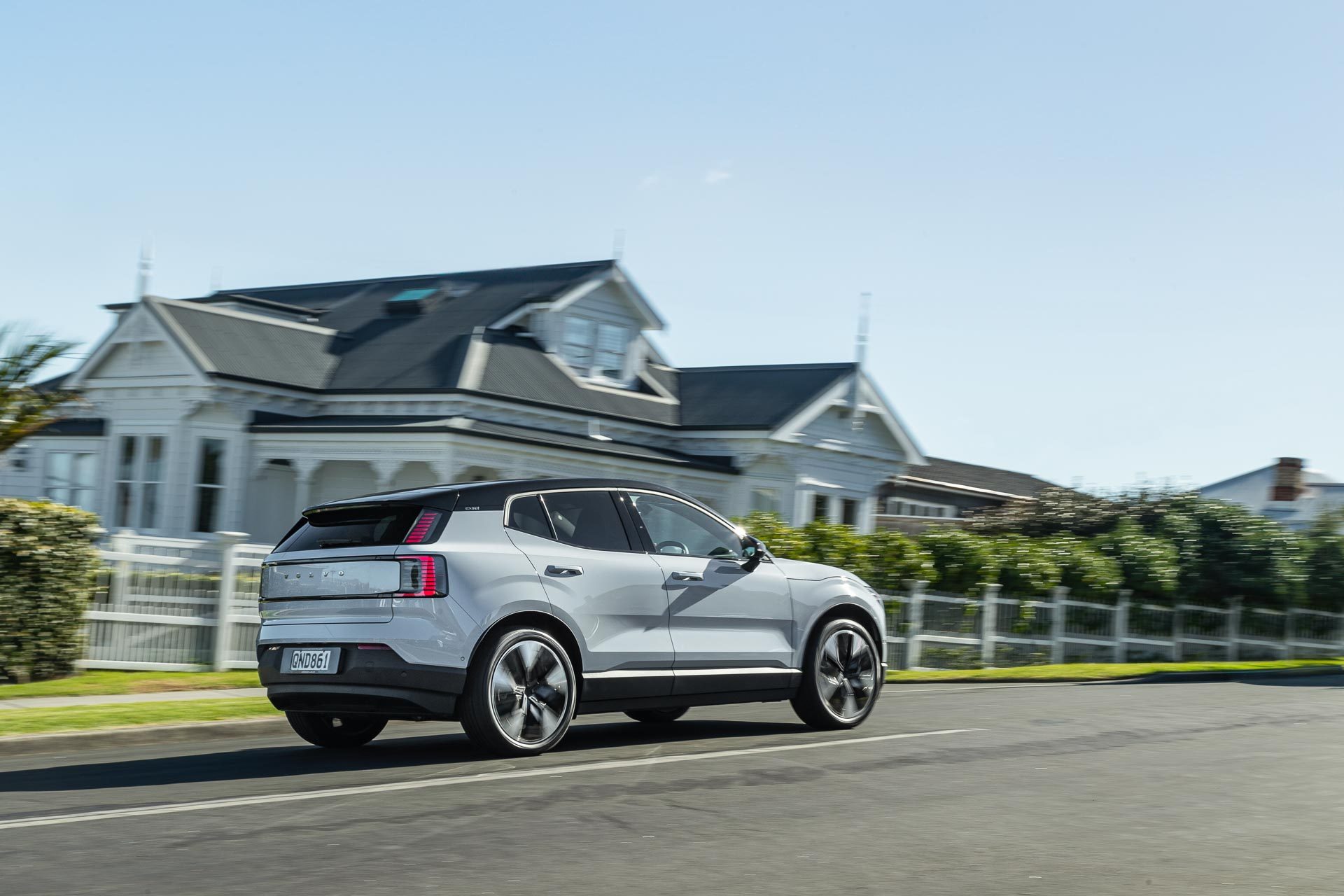 Volvo-EX-30-drive-by
