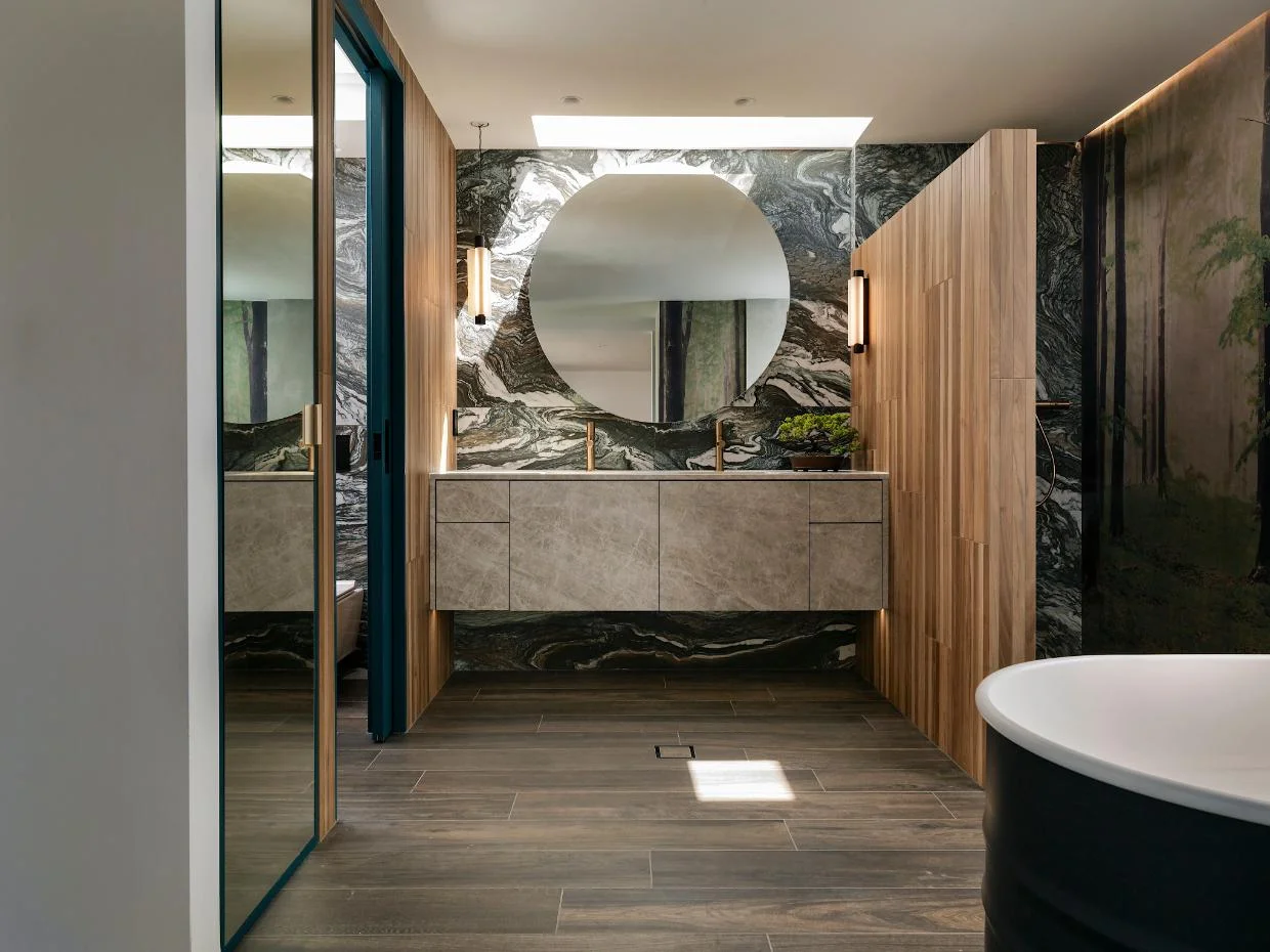 Bathroom suite with large round mirror