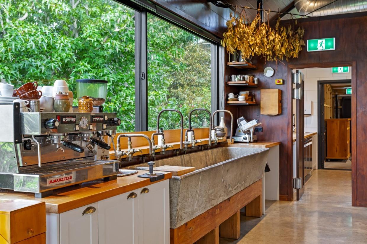 There’s a delightful rustic ambience that’s in keeping with the country location. 