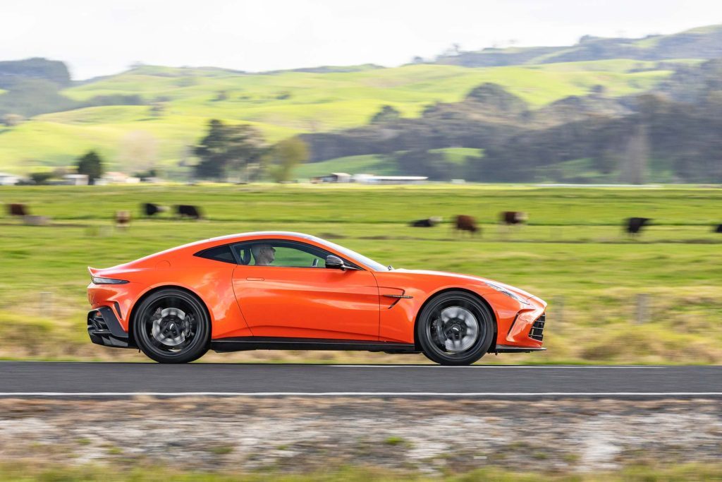 Aston-Martin-Vantage-2024-side-panning-profile