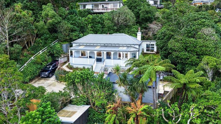 Full view of the entire cottage and environment surrounding it.