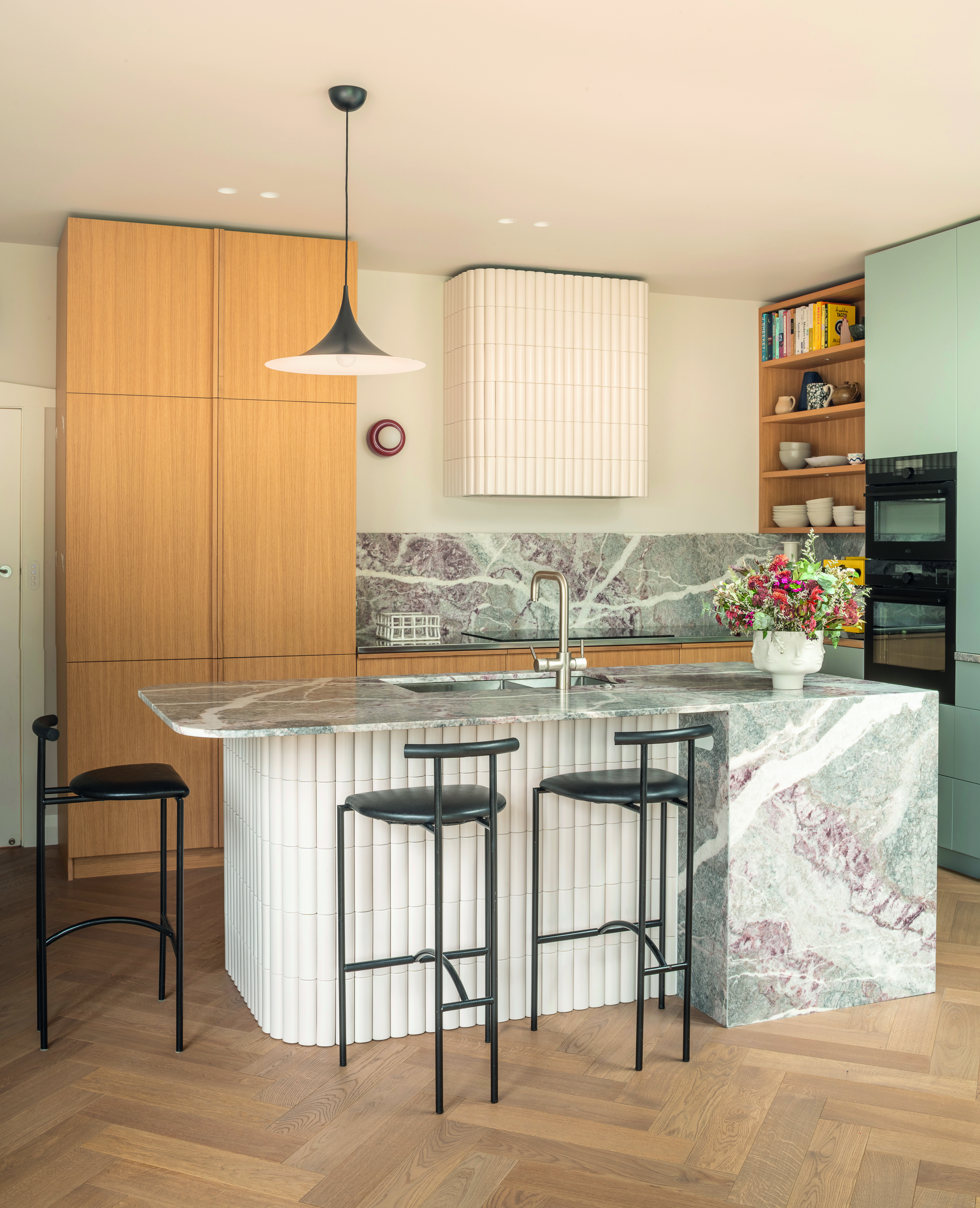 The stunning modern kitchen. 