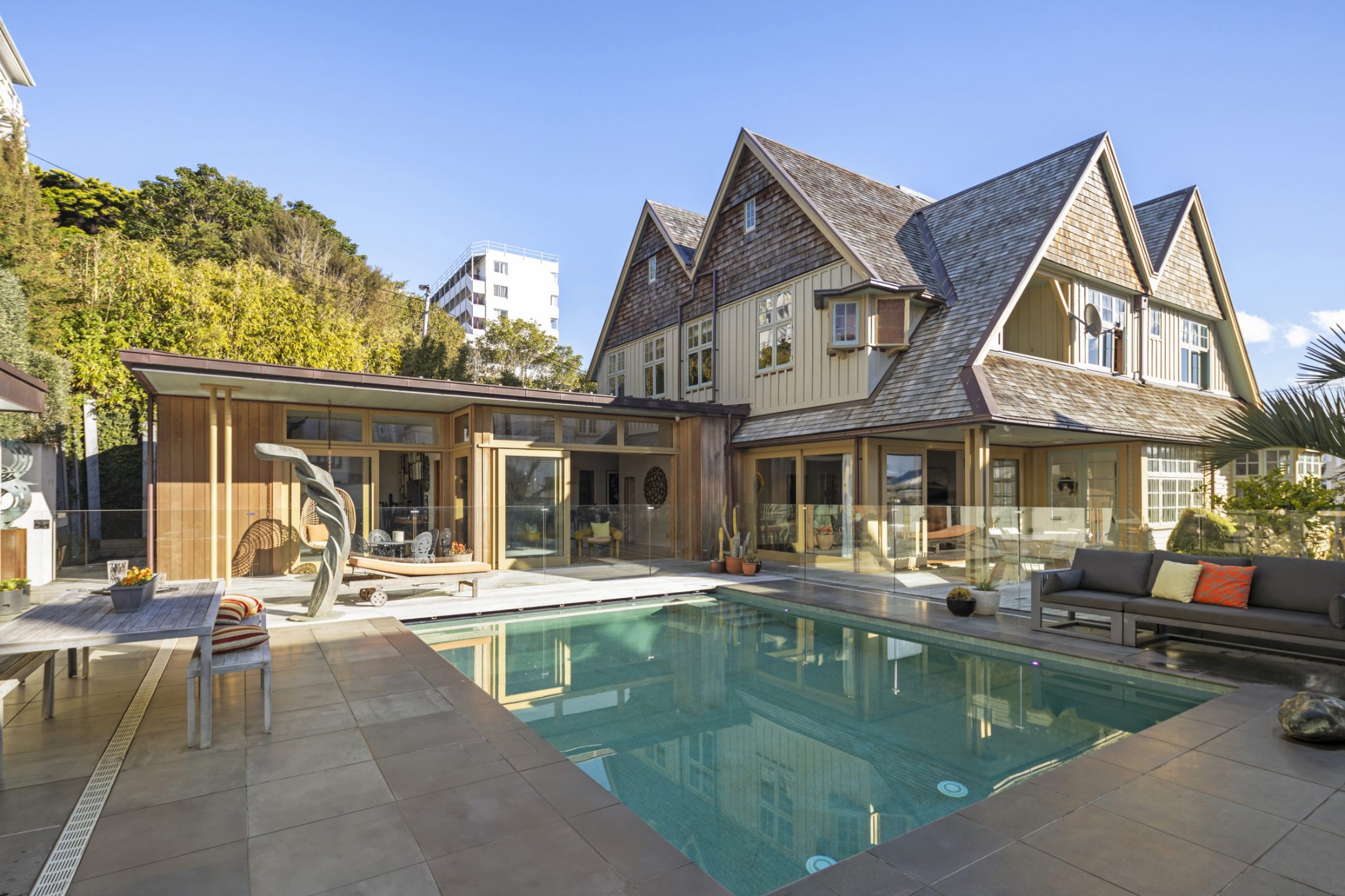 Heated pool, outdoor table and view of the house on Mt Vic in Wellington