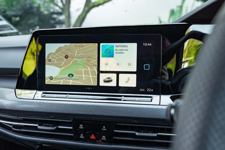 VW-Golf-GTE-infotainment-screen