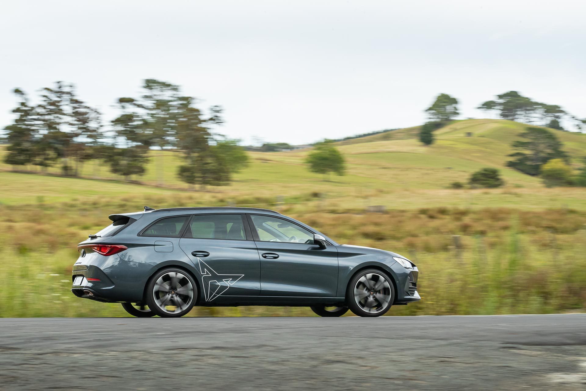 Cupra-Leon-V-Hybrid-Sportstourer-side-profile-panning