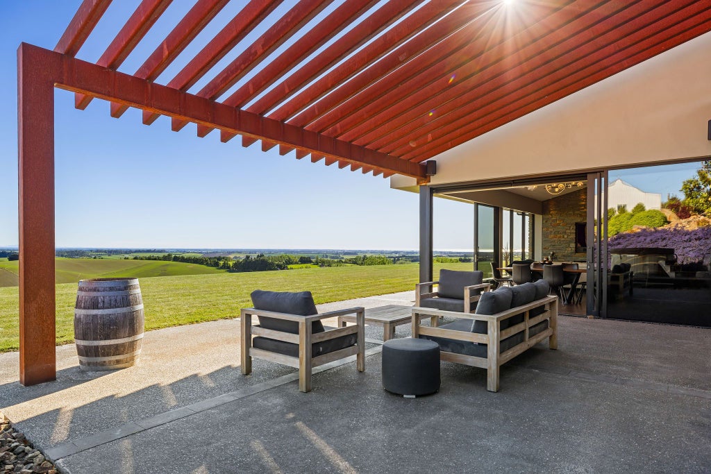 Outdoor entertaining. Photo: HARCOURTS/TRADE ME