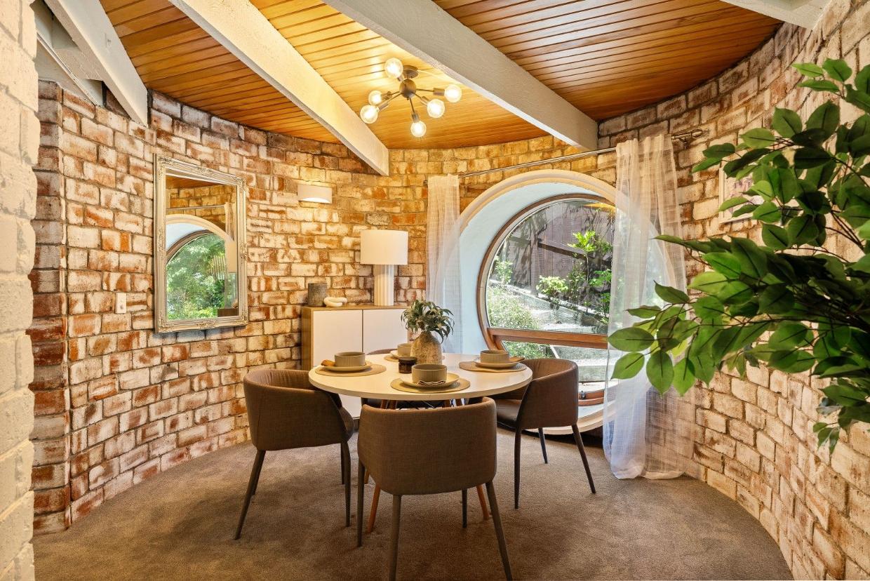 The dining room is classic Roger Walker. 