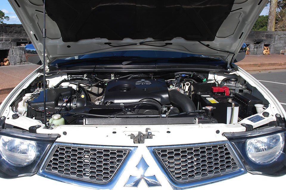 Mitsubishi Triton 2014 Engine