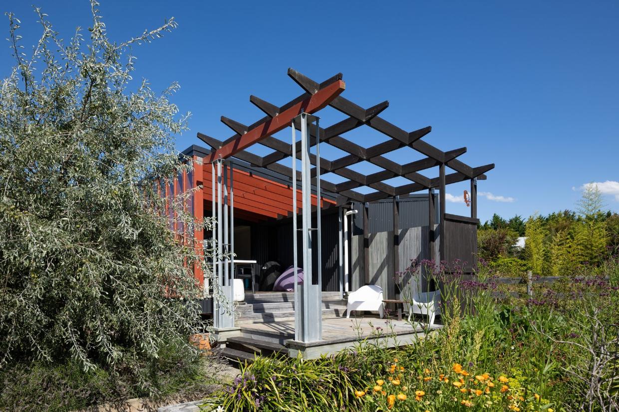 There is a separate self-contained apartment on the section with its own deck. 