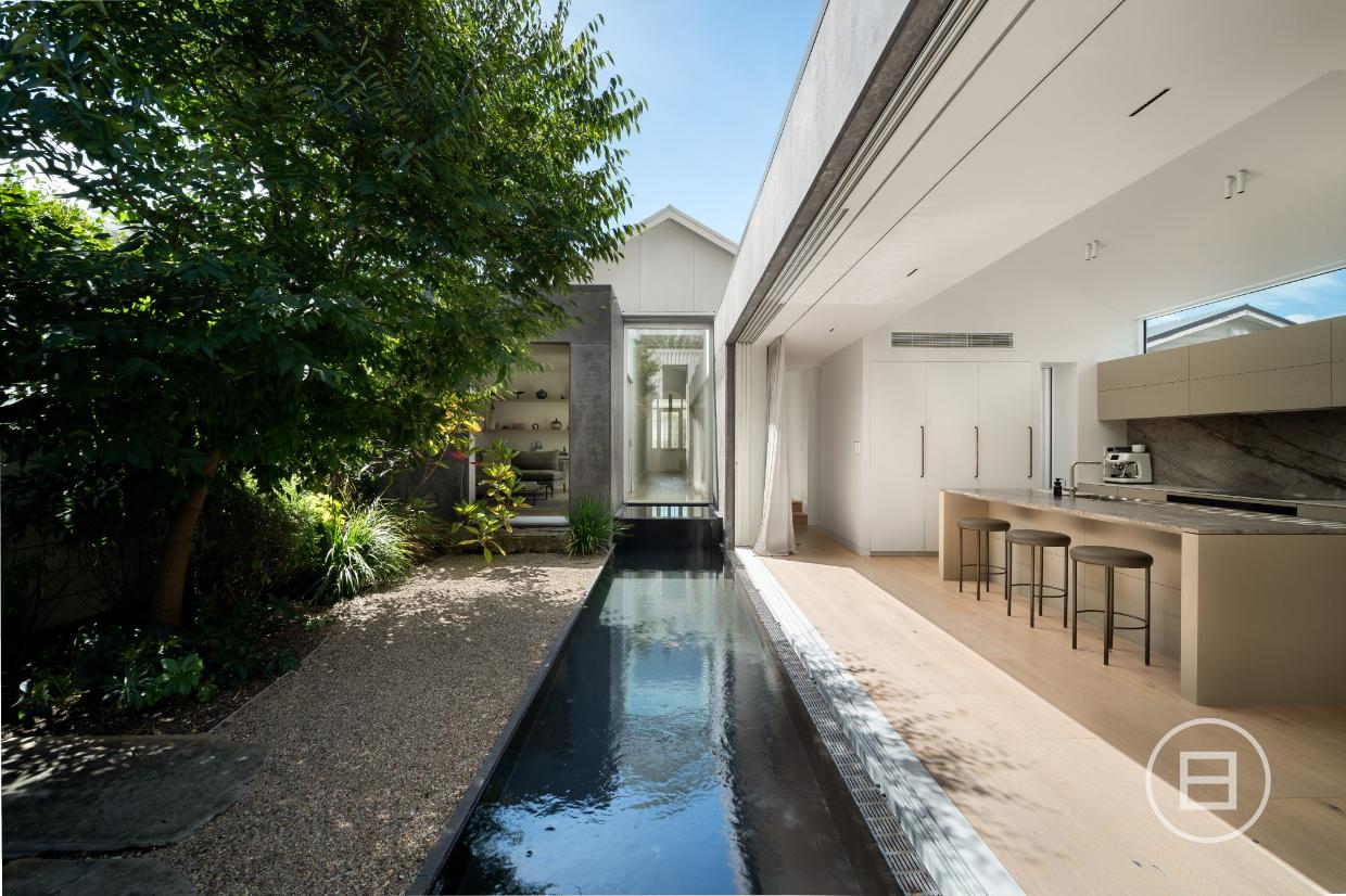 There’s a central axis right through the house from the front door to the pool. 