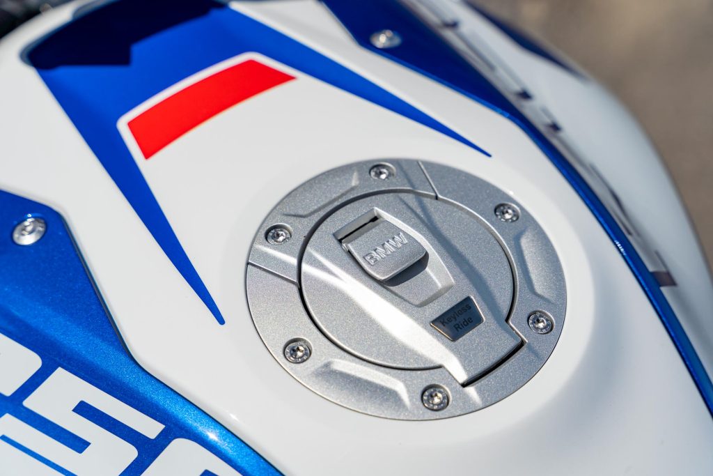 BMW R 1250 R gas tank filler detail