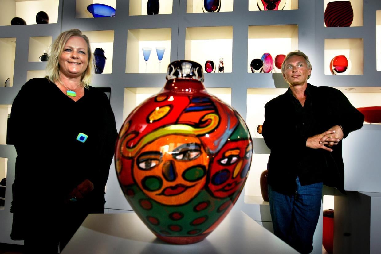 A flashback to the studio where the couple were praised as artists. 