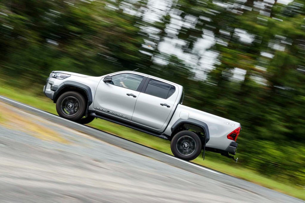 Toyota Hilux side action