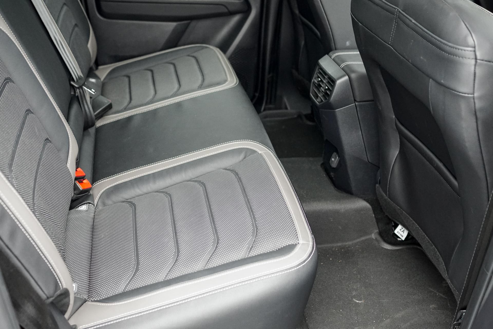 2023 Volkswagen Amarok Aventura interior rear seats