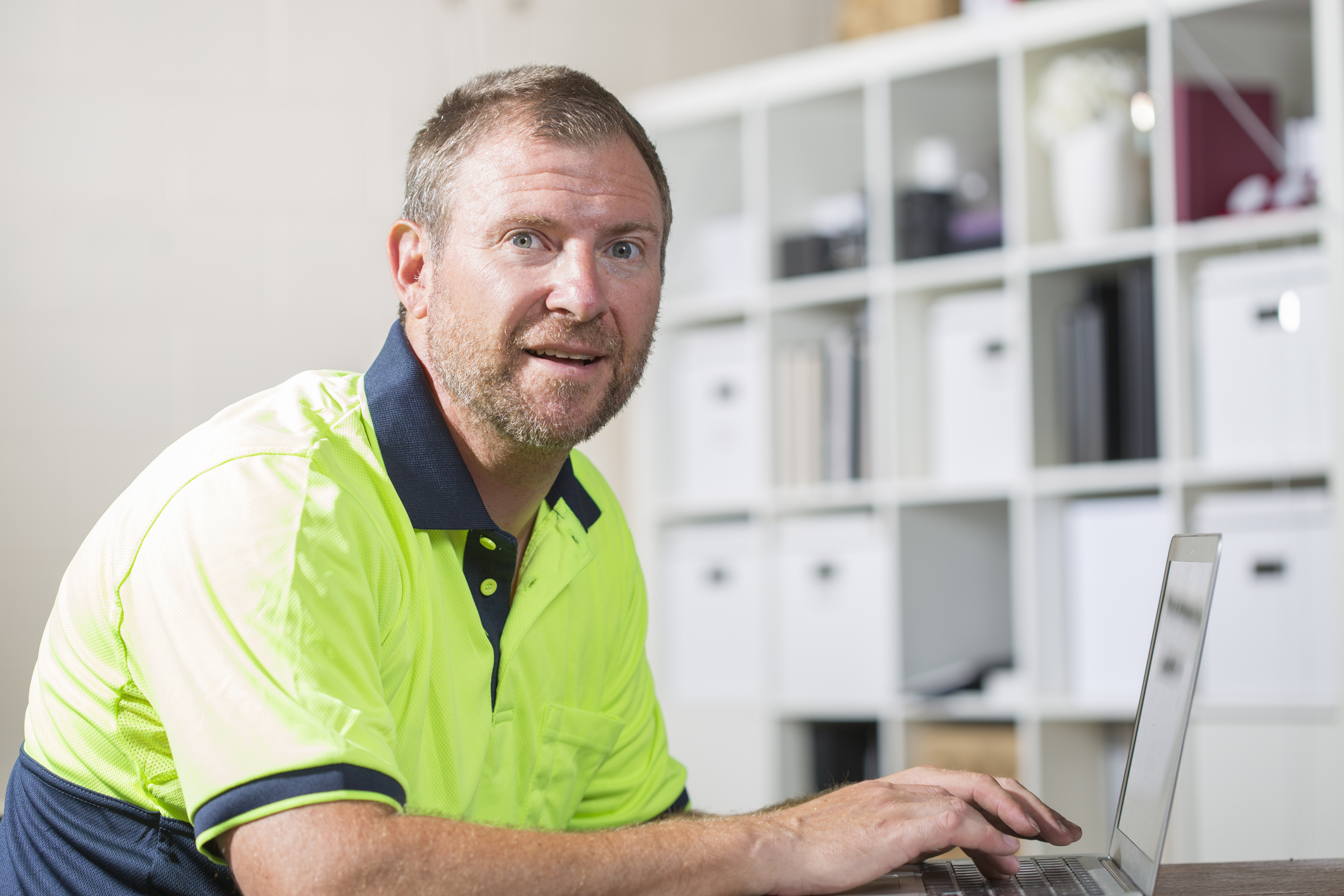 Man sitting at his computer using AI