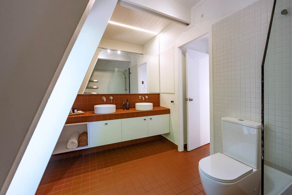 Modern bathroom with old fashioned vibe.