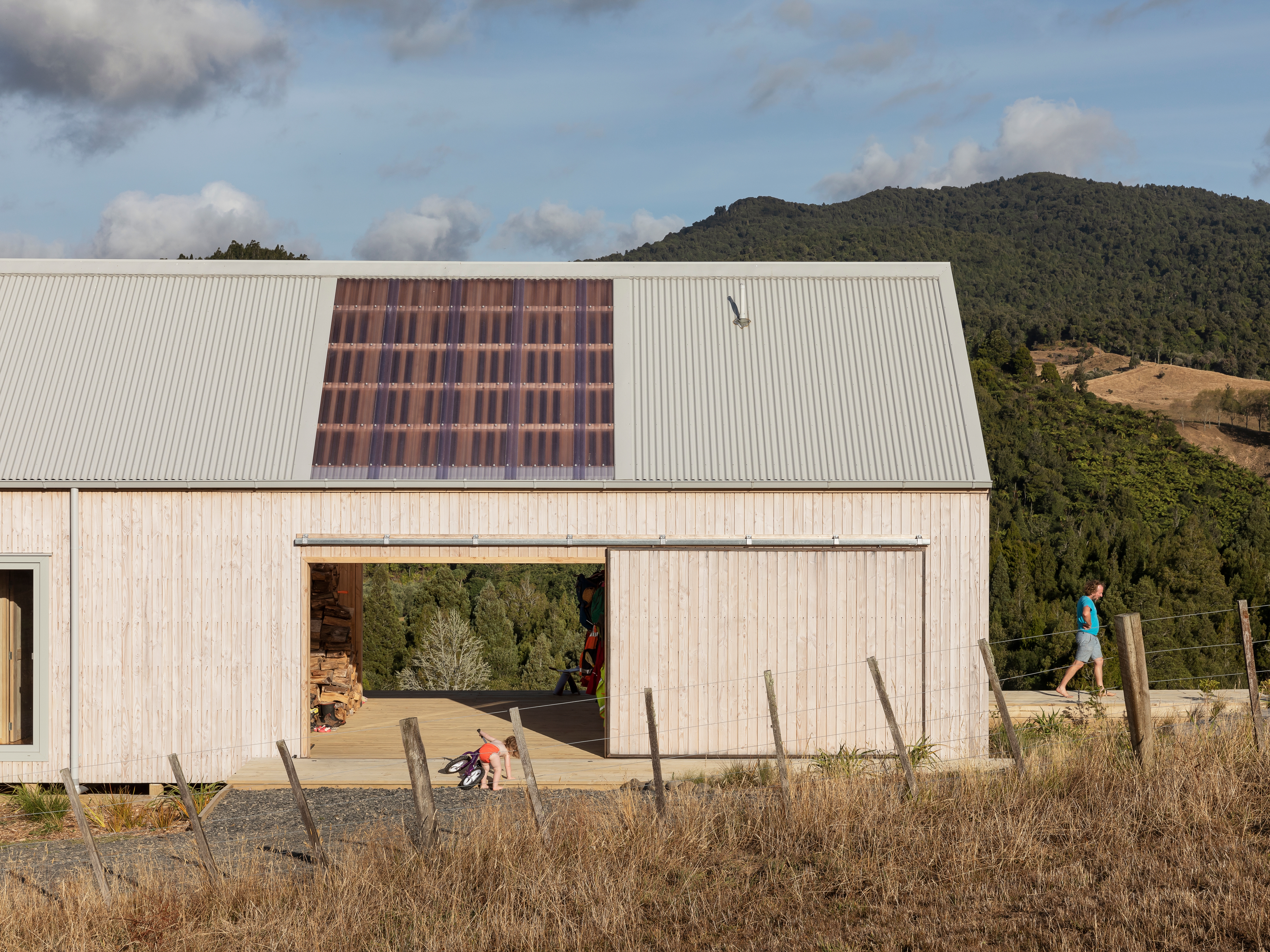 The long axis of the deck runs the length of the house, with the same timber continuing into the breezeway, “so it looks as if the deck wanders”, says Martin. Sarah appreciates how the breezeway sets the office apart. “We wanted a sense of going to and coming home from work.”