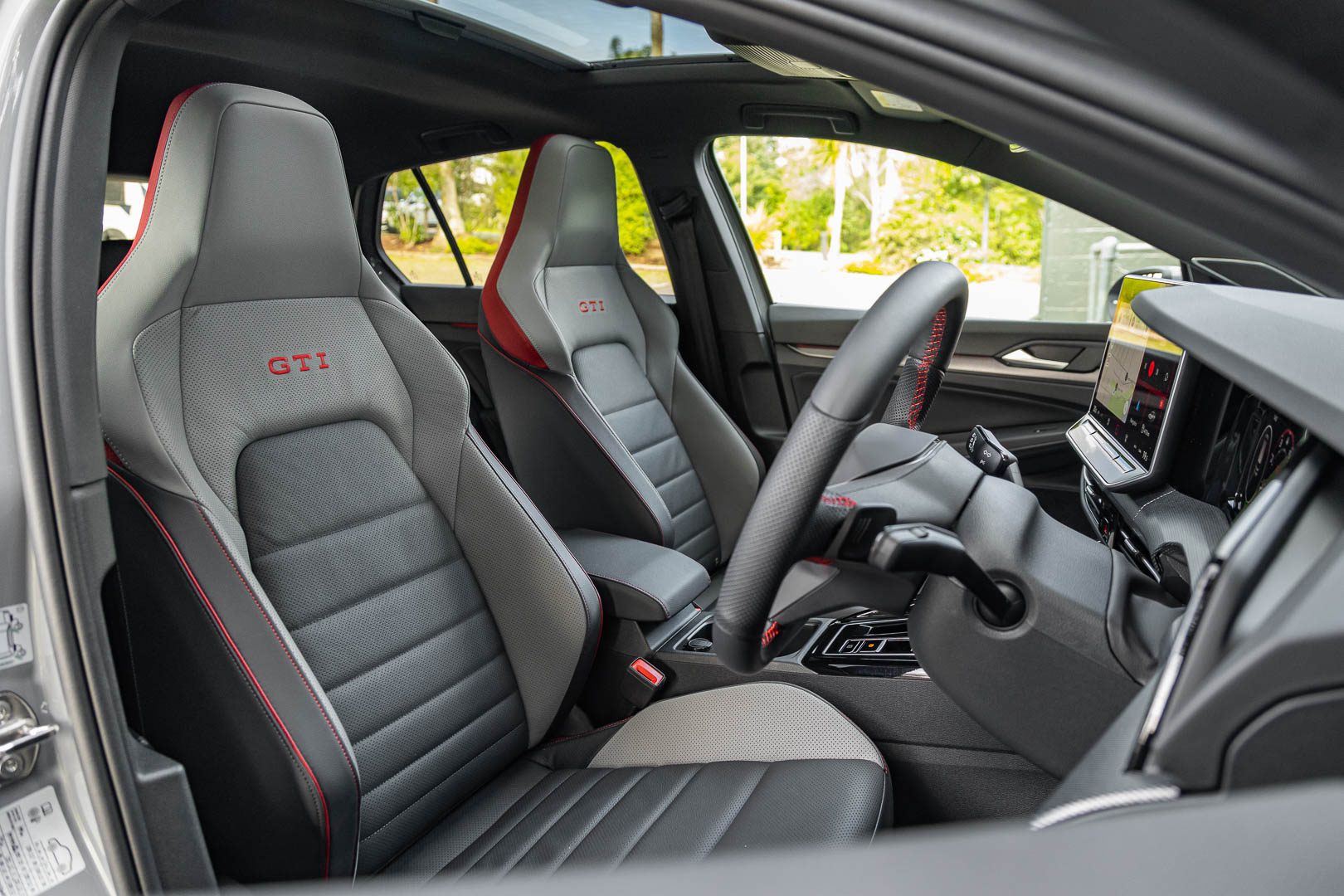  Volkswagen-Golf-GTI-front-seat-space